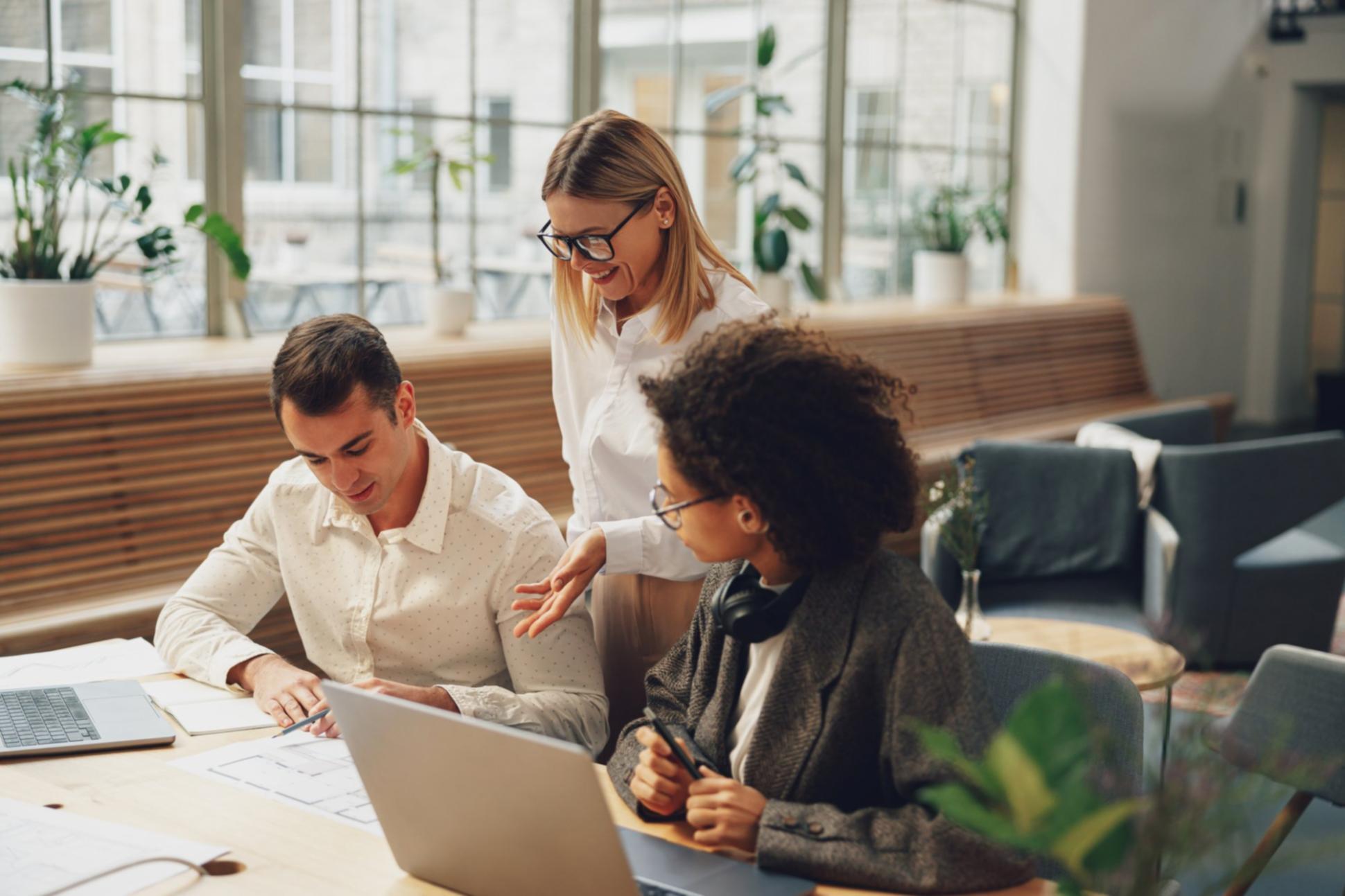 Teilnehmer in einer interaktiven Live-Session zur Suchmaschinenoptimierung